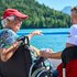 Ältere Dame im Rollstuhl mit BRK-Betreuerin