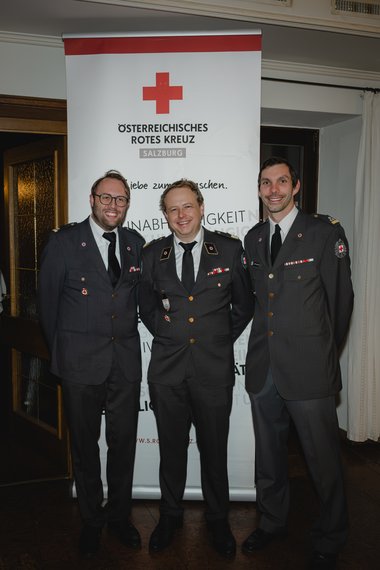 Gute Stimmung beim Zeller Herbstfest v.l.n.r.: Abteilungskommandant-Stv. Thomas Hinterseer, Landesrettungskommandant a.I. Clemens Ebster, Abteilungskommandant Jörg Spraider