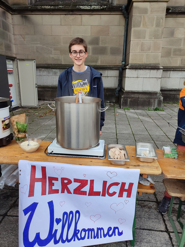 „Essen für die Seele“: Schülerinnen und Schüler am Gymnasium Petrinum in Linz versorgen regelmäßig obdachlose Menschen mit warmen Mahlzeiten.