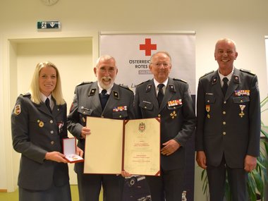 Dr. Piringer wurde für seine langjährige Unterstützung des Lungauer Rotkreuz-Museums zum Ehrenmitglied ernannt. v.l.: Elisabeth Gruber (Bezirksrettungskommandantin), Dr. Reinhold Piringer (Bezirksrettungschefarzt), Dr. Werner Aufmesser (Präsident), Herbert Wieser (Bezirksgeschäftsführer)