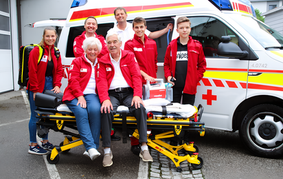 Welttag der Familie - © Credit: OÖRK/Herbe Drei Generationen engagieren sich aktuell an der Rotkreuz-Ortsstelle St. Georgen/G.: Die Familie Herbe ist bereits seit 125 Jahren da, um zu helfen. Am Foto: Anja, Eckhart, Uwe, Stephan und Lorenz. Vorne: Brigitte und Harald. (Livia ist leider nicht am Foto).