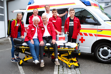 Drei Generationen engagieren sich aktuell an der Rotkreuz-Ortsstelle St. Georgen/G.: Die Familie Herbe ist bereits seit 125 Jahren da, um zu helfen. Am Foto: Anja, Eckhart, Uwe, Stephan und Lorenz. Vorne: Brigitte und Harald. (Livia ist leider nicht am Foto).