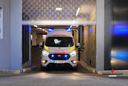 FORD KTW mit Blaulicht während Ausfahrt aus einer Garage