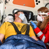 DAs Pärchen Julia und Armin sind beide freiwillig beim Roten Kreuz- Dienststelle Wattens tätig. Damit ihnen im Dienst nichts passiert, wird jeder Patient mit Maske, Handschuhen, Brille oder Schutzschild behandelt