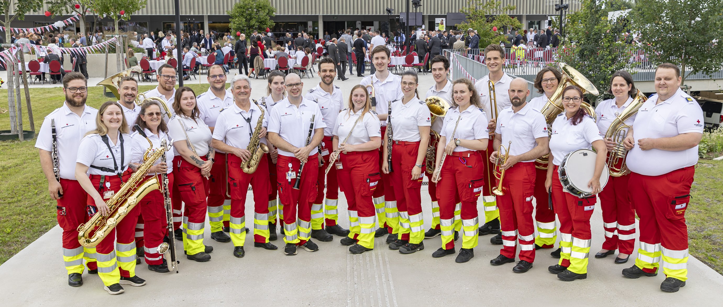 Die Rotkreuz-Musik Steiermark nach ihrem Auftritt bei der Eröffnungsfeier der Rotkreuz-Landeszentrale