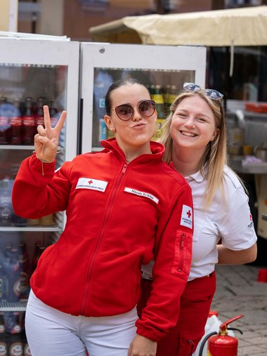 Katharina Haas und Nicole Krikler versorgten die Besucher:innen mit gekühlten Getränken.