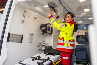 Gülcan Akin engagiert sich seit 2023 beruflich im Roten Kreuz Vorarlberg - sie ist eine der sechs weiblichen Einsatzkräfte in der 22-köpfigen Mannschaft der Abteilung Feldkirch.