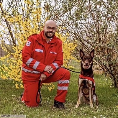 Mehmet Ates mit Curie - © RK NÖ Teamfoto Mehmet Ates mit Schäfer Husky Mischling Hündin Curie