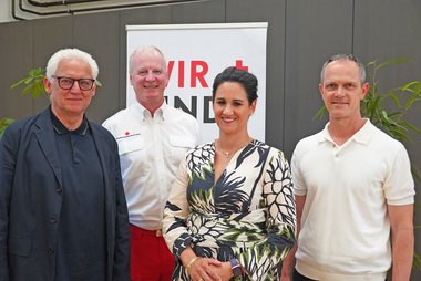 Die Verantwortungsträger des Roten Kreuzes Vorarlberg ei der Generalversammlung 2026 (v.l.): Präsident Dr. Ludwig Summer mit dem Geschäftsleitungstrio Landesrettungskommandant Gerhard Kräutler, Dir. Mag. Janine Gozzi MPH MBA, und CFO Wolfgang Hartmann.
