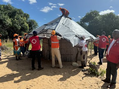 Ein Haus wird mit Planen sturmfest gemacht