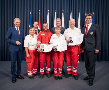 LH Mag. Thomas Stelzer, OÖRK-Präsident Gottfried Hirz, Rotkreuz-Bezirksgeschäftsleiter Gerald Roth und Ehrengäste gratulieren den geehrten Rettungskräften Hildegard Emrich, Josef Bodingbauer, Theresia Thurnn und Willibald Scheuchenstuhl.
