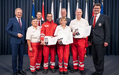 LH Mag. Thomas Stelzer, OÖRK-Präsident Gottfried Hirz, Rotkreuz-Bezirksgeschäftsleiter Gerald Roth und Ehrengäste gratulieren den geehrten Rettungskräften Hildegard Emrich, Josef Bodingbauer, Theresia Thurnn und Willibald Scheuchenstuhl.
