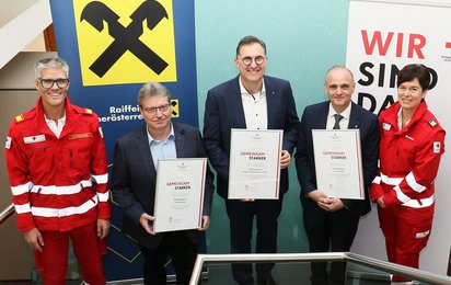 Bildtext: Rotkreuz-Bezirksstellenleiterin Dr. Barbara Spöck (1.v.re.) konnte gemeinsam mit Bezirksgeschäftsleiter Stephan Schönberger (1.v.li.) die Partnerurkunden an Direktor Rudolf Niederhofer (2.v.li.), Vorstandsvorsitzenden Martin Pree (3.v.li.) sowie Geschäftsleiter Manfred Schmatz (4.v.li.) von den Raiffeisenbanken übergeben. OÖRK/Gressenbauer