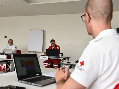 Das Bild zeigt eine tägliche Lagebesprechung mit den Mitarbeitern des Landesrettungskommandos und des Rettungsdienstes Tirol im Stabsraum anlässlich des Covid-19 Einsatzes