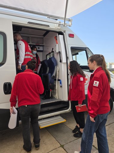 Magdlena und Rania besichtigen eine mobile Medizinische Einrichtung im Umfeld der Notunterkunft.