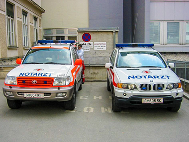 © Rotes Kreuz Graz-Stadt/ K.-D. Wolf Die NEF Fahrzeuge im Jahr 2003.