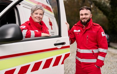 . Im OÖ. Roten Kreuz engagieren sich mehr als 2.100 berufliche und über 25.000 freiwillige Mitarbeitende in unterschiedlichsten Bereichen, beispielsweise im Rettungsdienst.