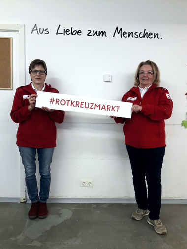 Zwei Mitarbeiterinnen des Rotkreuzmarkts in Kremsmünster