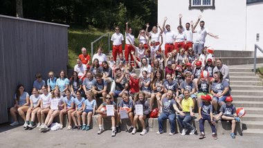 Gruppenbild draußen auf den Stufen zur Stifter-Villa