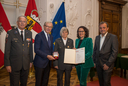 Im Bild: Rotkreuz-Präsident Dr. Werner Aufmesser, Landeshauptmann Wilfried Haslauer, Erika Scharl von der RK-Dienststelle Mattsee (Flachgau), Landesrätin Daniela Gutschi, Landesrat Christian Pewny.