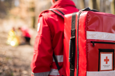 Ersthelfer_innen Freizeitunfälle zählen zu den häufigsten Unfallursachen in Österreich. Die Rettung trifft, nach absetzten des Notrufs, so schnell wie möglich an der Unfallstelle ein.