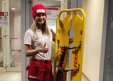 Das Foto zeigt Frau Georgia Praska nach der erfolgreichen Lehrsanitäterprüfung.