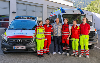 Team von Rotem Kreuz Schwaz und Samariterbund mit Notfallpatient Oswald M.