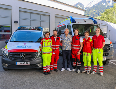 Team von Rotem Kreuz Schwaz und Samariterbund mit Notfallpatient Oswald M.