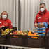 Die Freiwilligen Heidi Stefl und Tajj Jaro bei der Warenausgabe der Team Österreich Tafel vom Roten Kreuz im BORG Neulengbach.