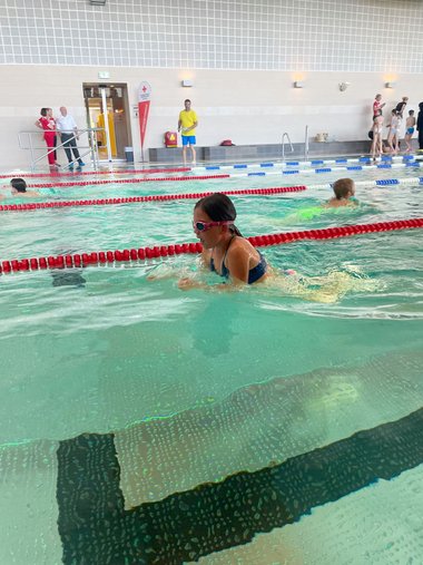 Kinder im Wasser.