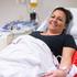 Daniela liegt in einem Krankenhausbett