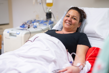 Daniela liegt in einem Krankenhausbett