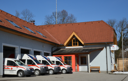 Garagen mit Fahrzeugen der Ortsstelle Weyer