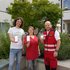 3 Mitarbeiterinnen des Roten Kreuzes zeigen ihre Handys mit der App