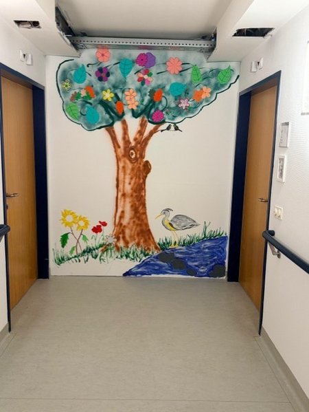 Eine mit einem Baum bemalte Wand.