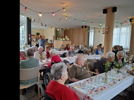 Die Bewohnerinnen des Jakobushauses an den gedeckten Tischen