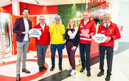 Gruppenfotos vor dem Blutspende-Pop-Up-Store