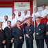 Gruppenfoto der Mitglieder der Bezirksstellenleitung des Roten Kreuzes Melk, vor dem Eingang zum Bezirksstellengebäude