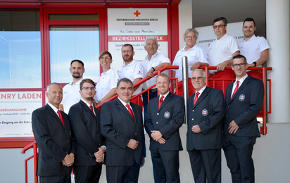 Gruppenfoto der Mitglieder der Bezirksstellenleitung des Roten Kreuzes Melk, vor dem Eingang zum Bezirksstellengebäude