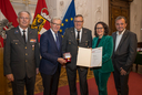 Im Bild: Rotkreuz-Präsident Dr. Werner Aufmesser, Landeshauptmann Wilfried Haslauer, Hermann Josef Pernecker aus Mittersill (Pinzgau), Landesrätin Daniela Gutschi, Landesrat Christian Pewny.