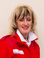 Marianne Torreiter-Ecker im Porträt in roter Rotkreuz-Uniformjacke vor weißem Hintergrund.
