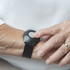 Handgelenk mit Rufhilfegerät am Arm