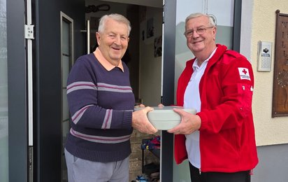 Robert Reindl erhält Essen von Robert Pils