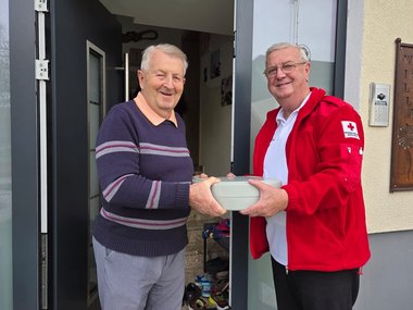 Robert Reindl erhält Essen von Robert Pils