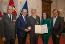Im Bild: Rotkreuz-Präsident Dr. Werner Aufmesser, Landeshauptmann Wilfried Haslauer, Franz Zellner aus Mattsee (Flachgau), Landesrätin Daniela Gutschi, Landesrat Christian Pewny.