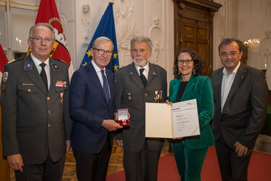 Im Bild: Rotkreuz-Präsident Dr. Werner Aufmesser, Landeshauptmann Wilfried Haslauer, Franz Zellner aus Mattsee (Flachgau), Landesrätin Daniela Gutschi, Landesrat Christian Pewny.