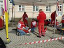 Jugendliche versorgen Figuranten bei Bewerbsstation