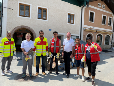 Bürgermeister Alexander Stangassinger (3. v. r.) dankt den Bewohnern und Mitarbeiter_innen der Rotkreuz-Asylquartiere