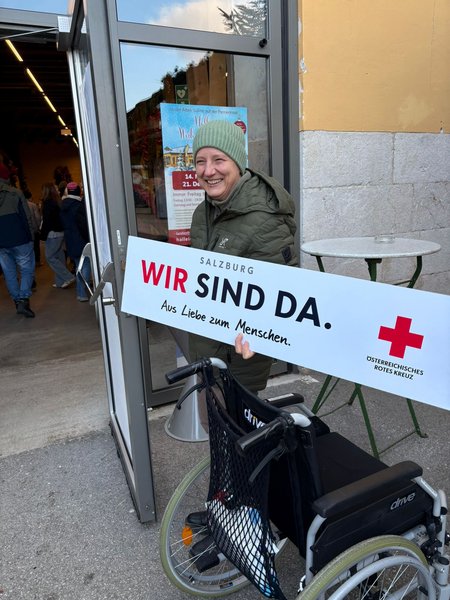 Eine Pflegekraft des Seniorenwohnhauses Hallein am Christkindlmarkt.