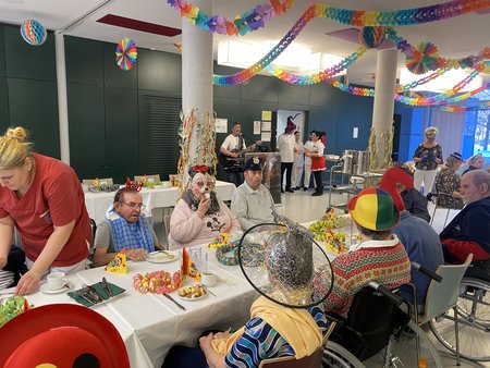 Faschingsfeier im Seniorenwohnhaus Hallein. Wir sehen feiernde Menschen. Rotes Kreuz Salzburg